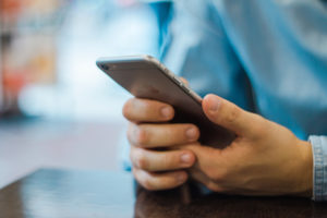 un hombre consulta su smartphone Apple