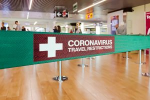 señal de restricciones por coronavirus en un aeropuerto