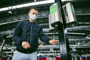 dispensadores de gel hidroalcohólico en un aeropuerto