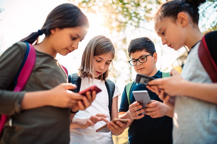 grupo de escolares con smartphones