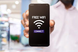 celular conectado a una red wifi abierta