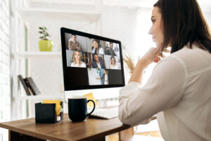 una mujer sigue un webinar desde su computadora