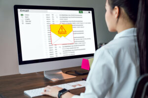 una mujer detecta malware en el correo electrónico