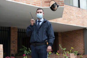 Guarda de seguridad prestando servicio en un edificio residencial de Bogotá