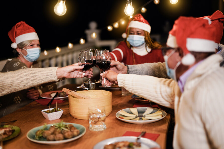 un grupo de personas con mascarilla celebra la Navidad