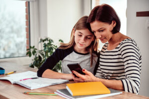 una madre supervisa el celular de su hija