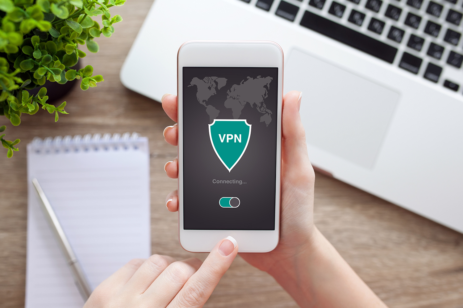 una mujer activa su VPN en el smartphone