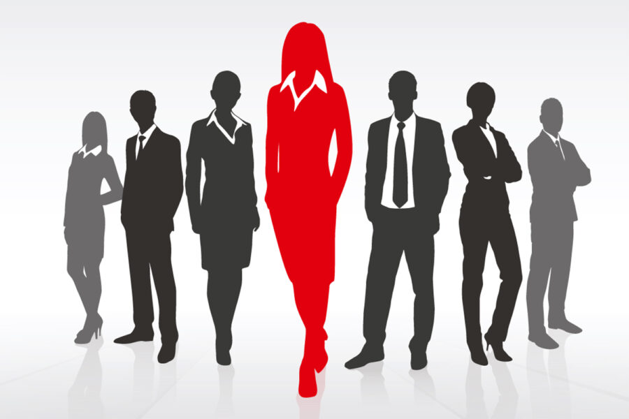 mujer directiva en un grupo de trabajo