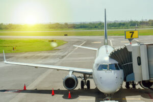 Un avión comercial junto a un puente de embarque en un aeropuerto mexicano