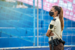 Una vigilante de seguridad privada presta servicio en un estadio de fútbol