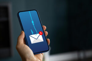 intento de phishing en un correo electrónico recibido en un smartphone