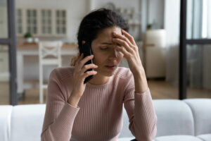 una mujer preocupada habla por teléfono