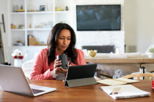 Una mujer practica trabajo remoto en Estados Unidos