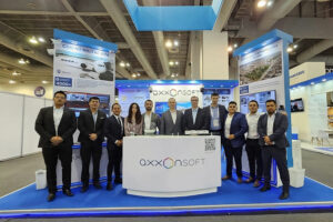 equipo humano de AxxonSoft en un stand de la empresa