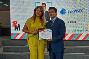 Brisa Espinosa, presidenta de ASIS Capítulo México, junto a Ignacio Hernández Orduña, director general de Seguridad Privada de la Secretaría de Seguridad y Protección Ciudadana (SSPC)