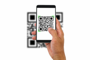 un hombre escanea un código QR con su smartphone