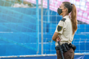 una guardia de seguridad presta servicio en un estadio de fúbol