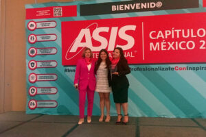 Midori Llanes entrega un reconocimiento a Ana Luisa Guzmán (GICSA y AMEXSI) en la reunión de ASIS Capítulo México por sus 25 años de trayectoria en el sector