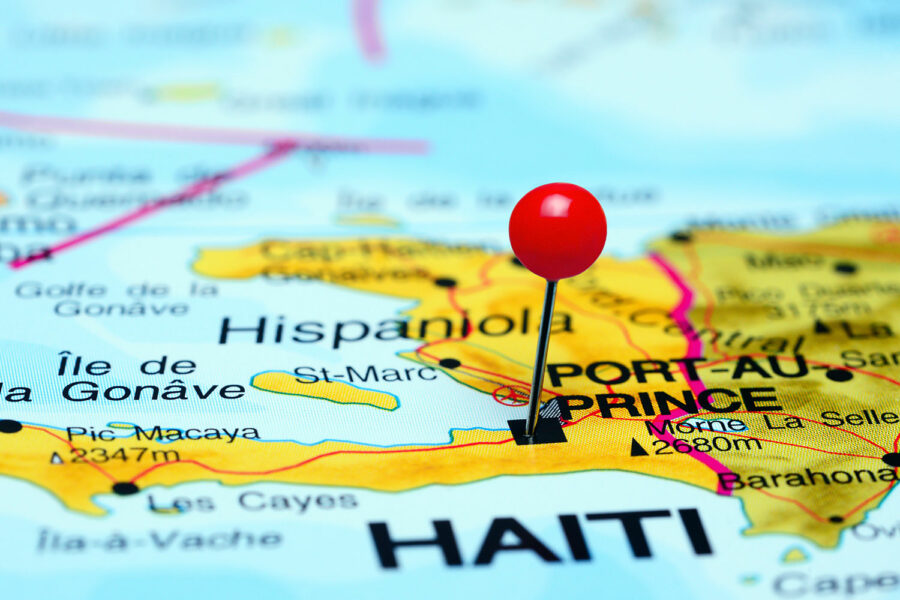 mapa de Haití con una chincheta señalando Puerto Príncipe