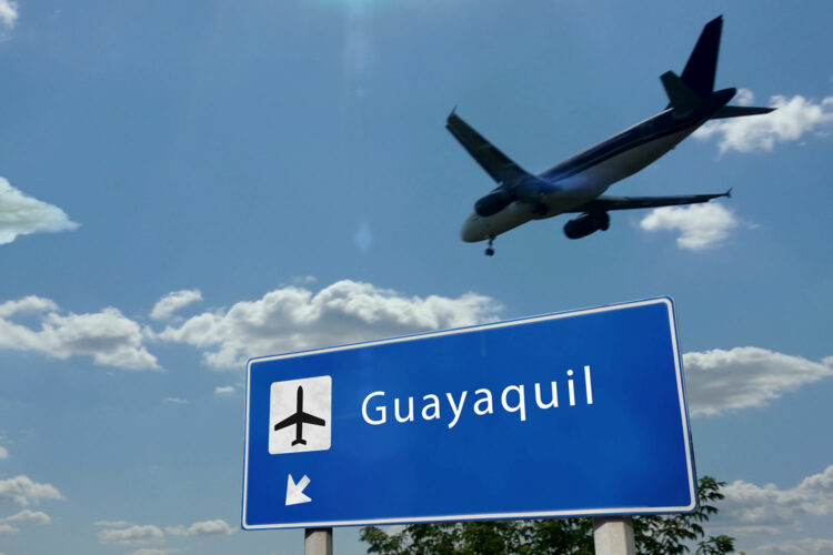 un avión aterriza en el aeropuerto de Guayaquil
