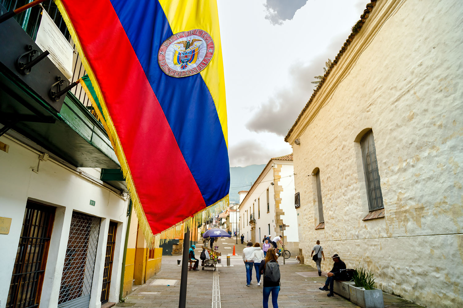 Transeúntes en una calle del barrio de La Candelaria, en pleno centro de la ciudad de Bogotá