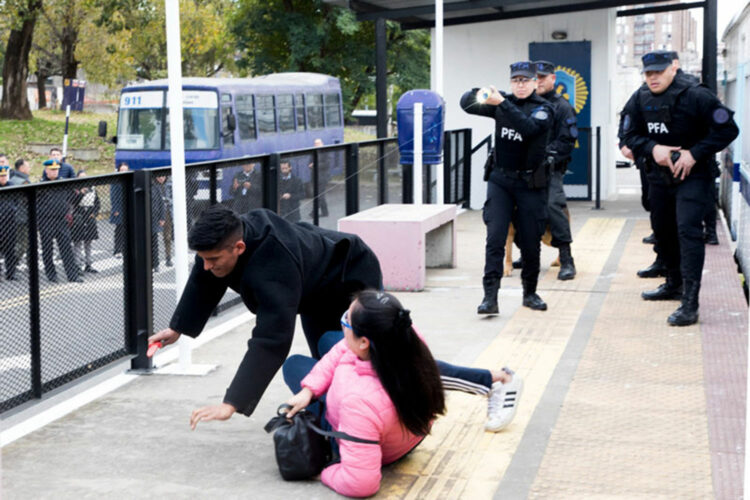 Demostración de uso de pistolas ‘taser’, por parte de la Policía Federal Argentina, en el andén de una estación de tren.
