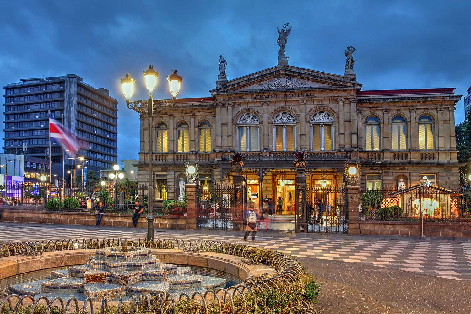 Vista nocturna del Teatro Nacional de Costa Rica, en la ciudad de San José