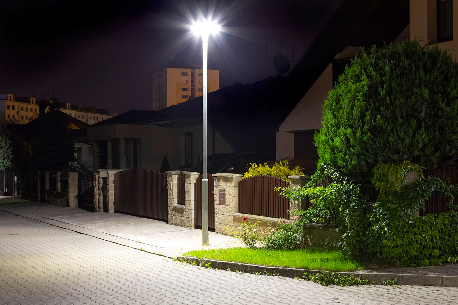 viviendas en una calle poco iluminada