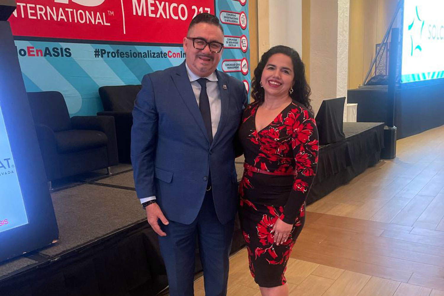 José Luis Alvarado y Ana Luisa Guzmán, presidente y tesorera, respectivamente, de ASIS Capítulo México.