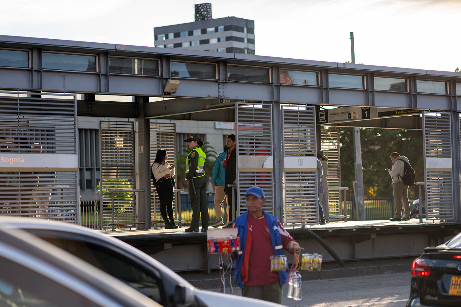 Una mujer policía en una estación de TransMilenio en Bogotá