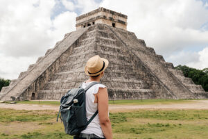 Un turista ante el templo de Kukulkán en la ciudad maya de Chichén Itzá (Yucatán, México)