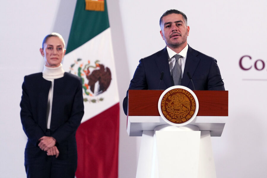 Omar García Harfuch, acompañado de Claudia Sheinbaum, durante la presentación de la Estrategia Nacional de Seguridad.