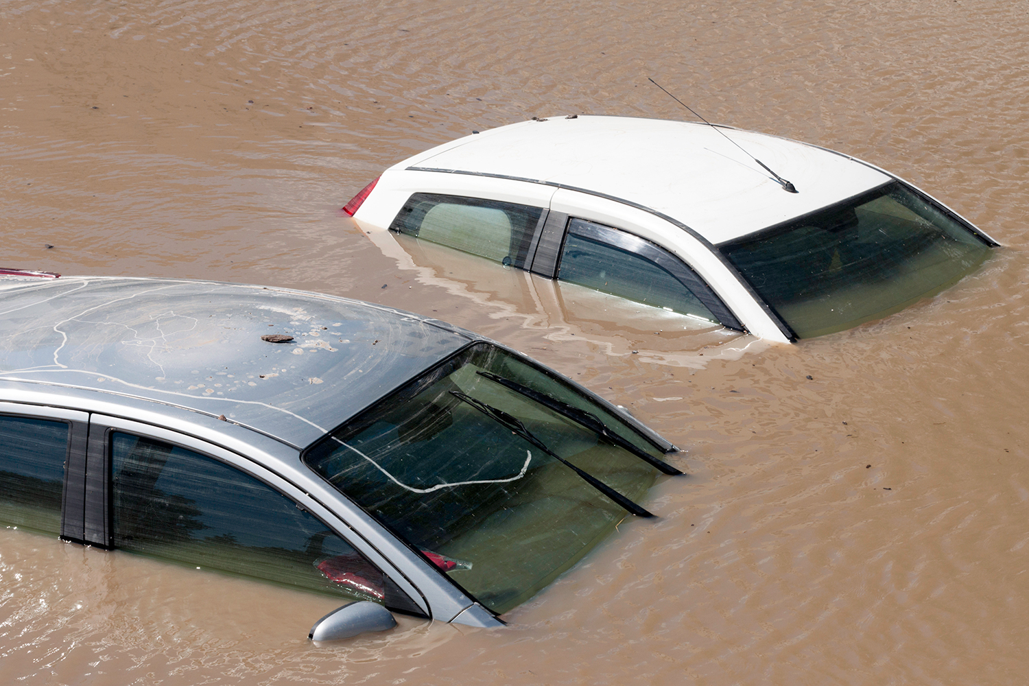 Dos automóviles inundados