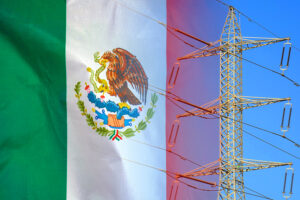 una bandera de México y una torre de suministro de electricidad