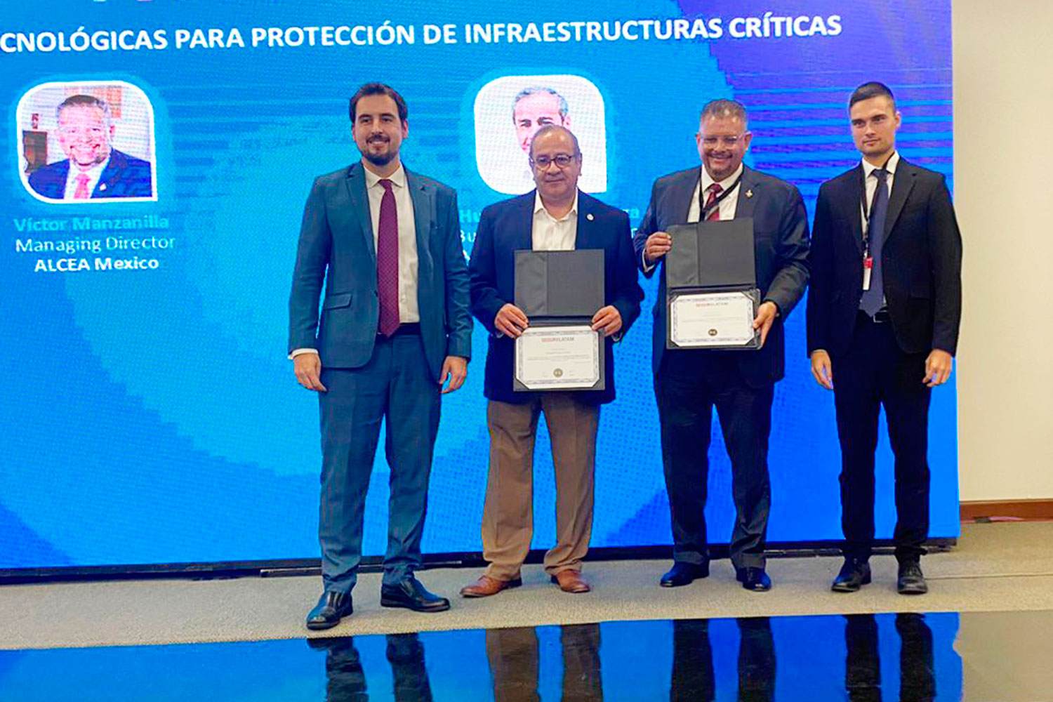 Javier Borredá García (‘Segurilatam), Víctor Hugo Manzanilla Rangel (ALCEA), Humberto de la Vega (STid) y Juanjo Arenas Sanz (‘Ciberilatam’) en el VI Congreso Mexicano PIC