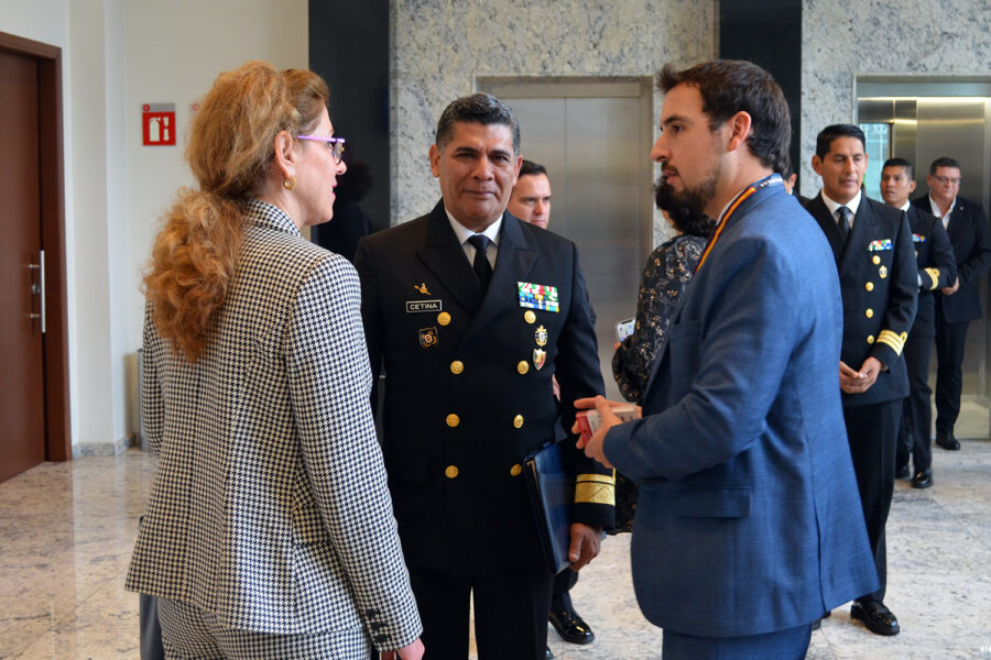 Javier Borredá García (dcha.), director de ‘Segurilatam’, en animada conversación con la comisaria principal Yolanda Rodríguez, consejera de Interior de la Embajada de España en México, y el contralmirante CG DEM Genaro García Cetina, coordinador general del Ciberespacio de la Secretaría de Marina-Armada de México.