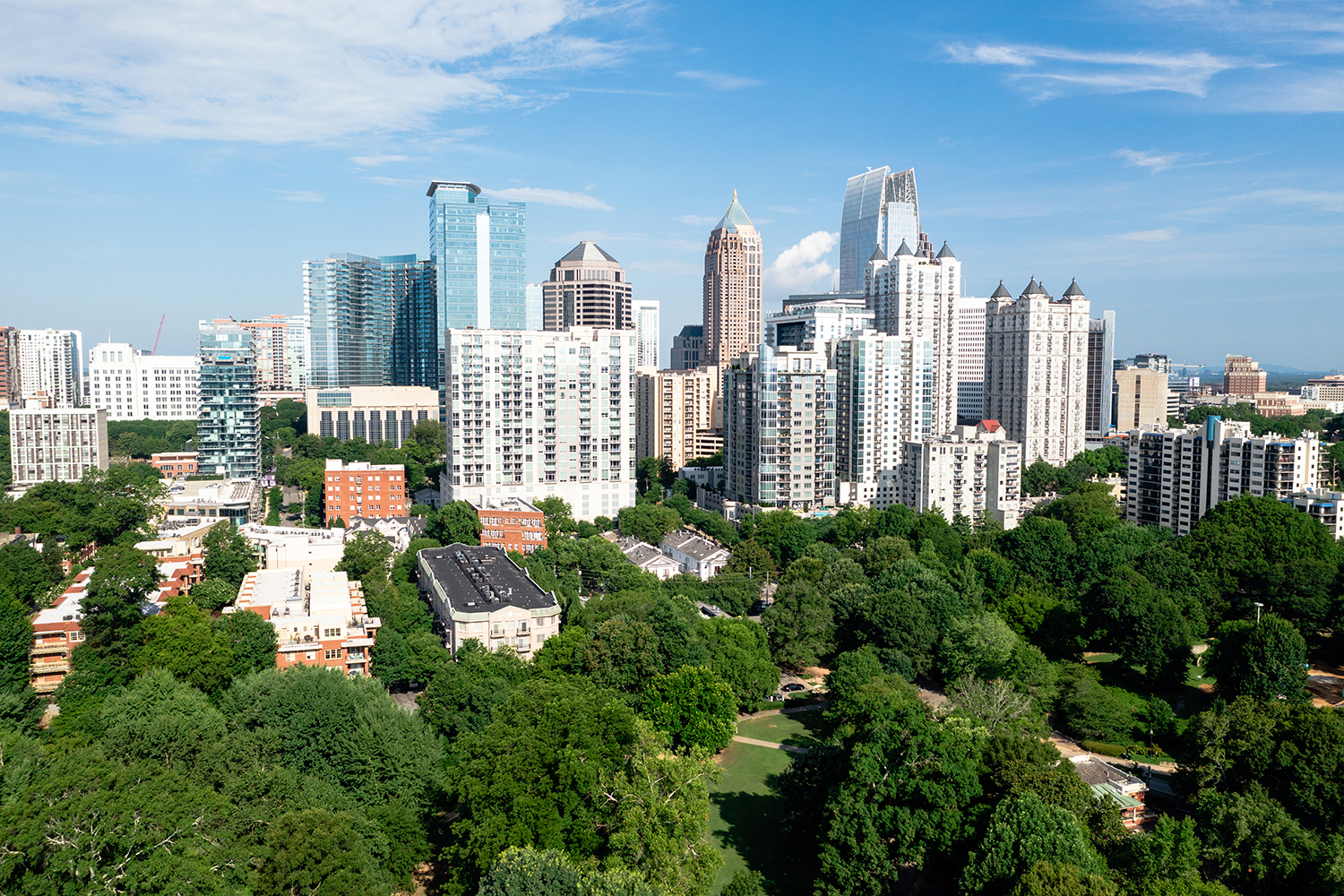 el parque Piedmont junto a edificios del centro de Atlanta, en Estados Unidos