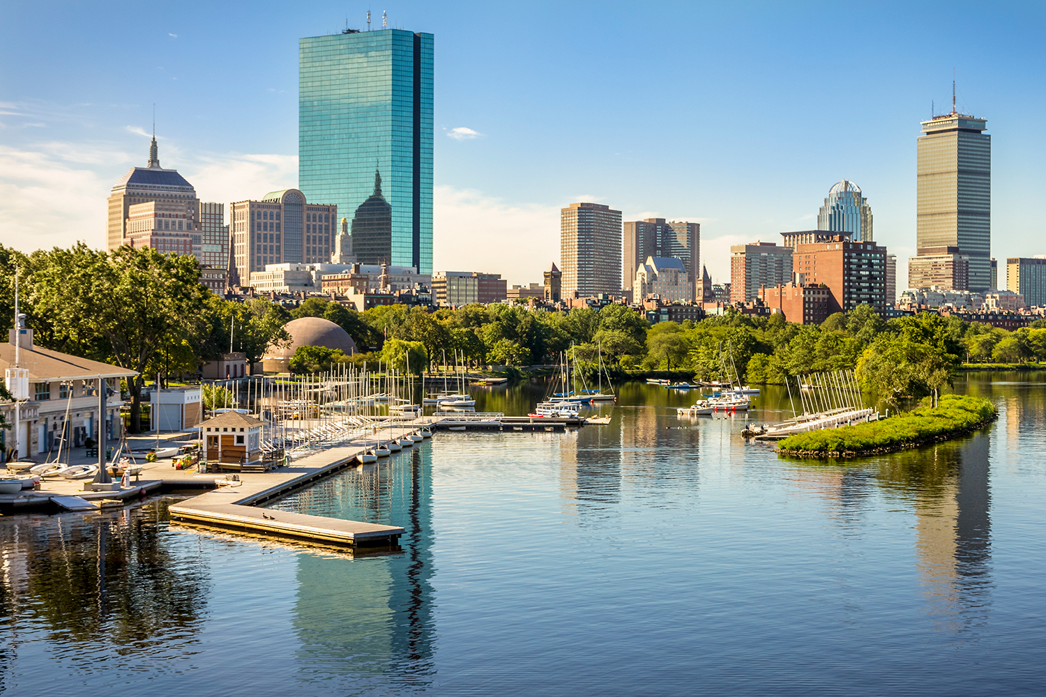 Vista de la bahía Back, en la desembocadura del río Charles, con el Downtown de Boston al fondo