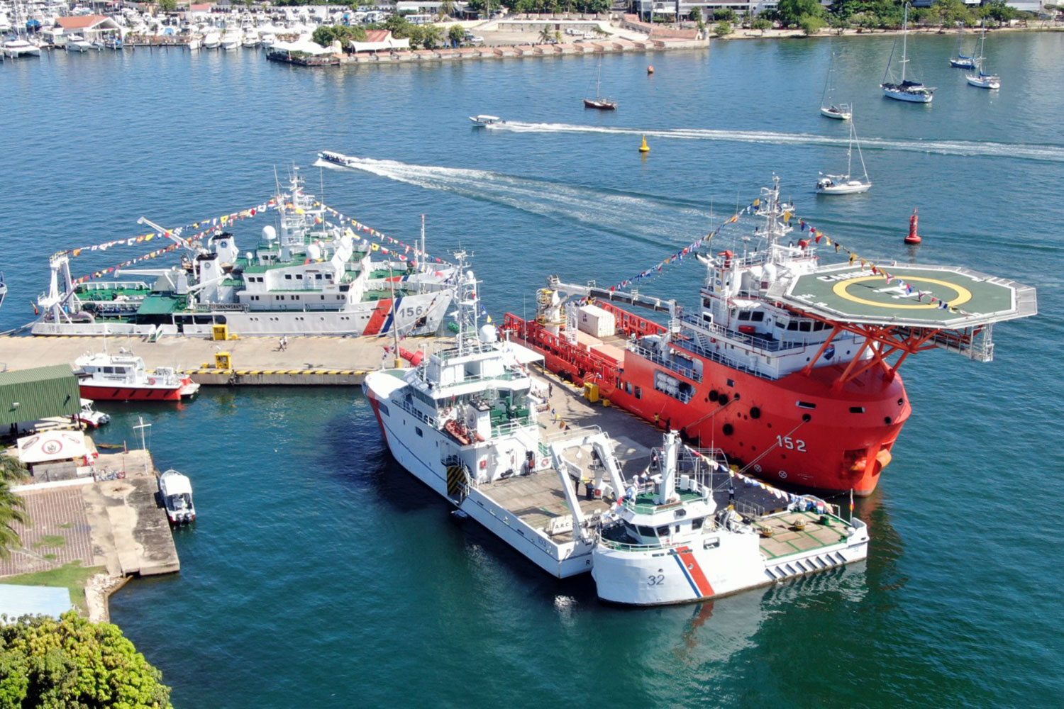 un buque con helipuerto en un puerto de Colombia