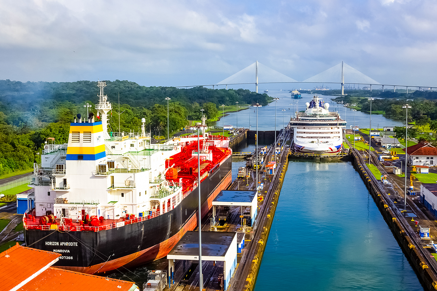 Buques de carga en las esclusas de Miraflores del Canal de Panamá