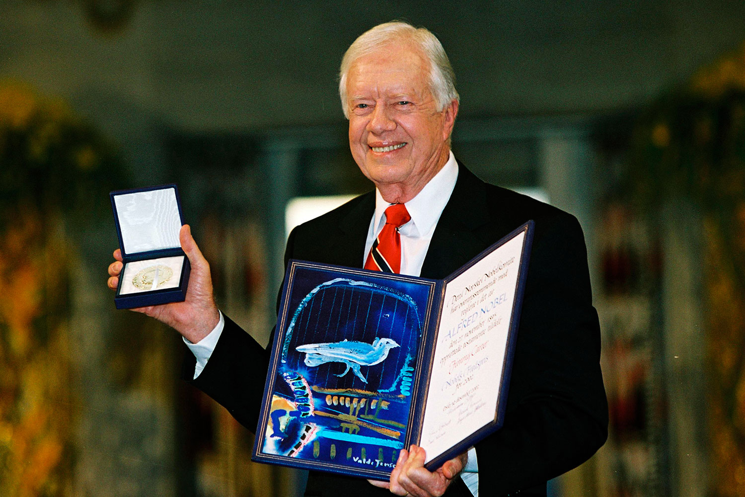 Jimmy Carter recibe el Premio Nobel de la Paz en 2002