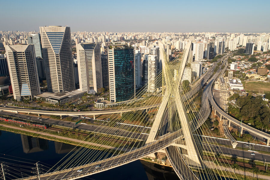 El puente Octávio Frias de Oliveira, sobre el río Pinheiros, es uno de los símbolos arquitectónicos de São Paulo