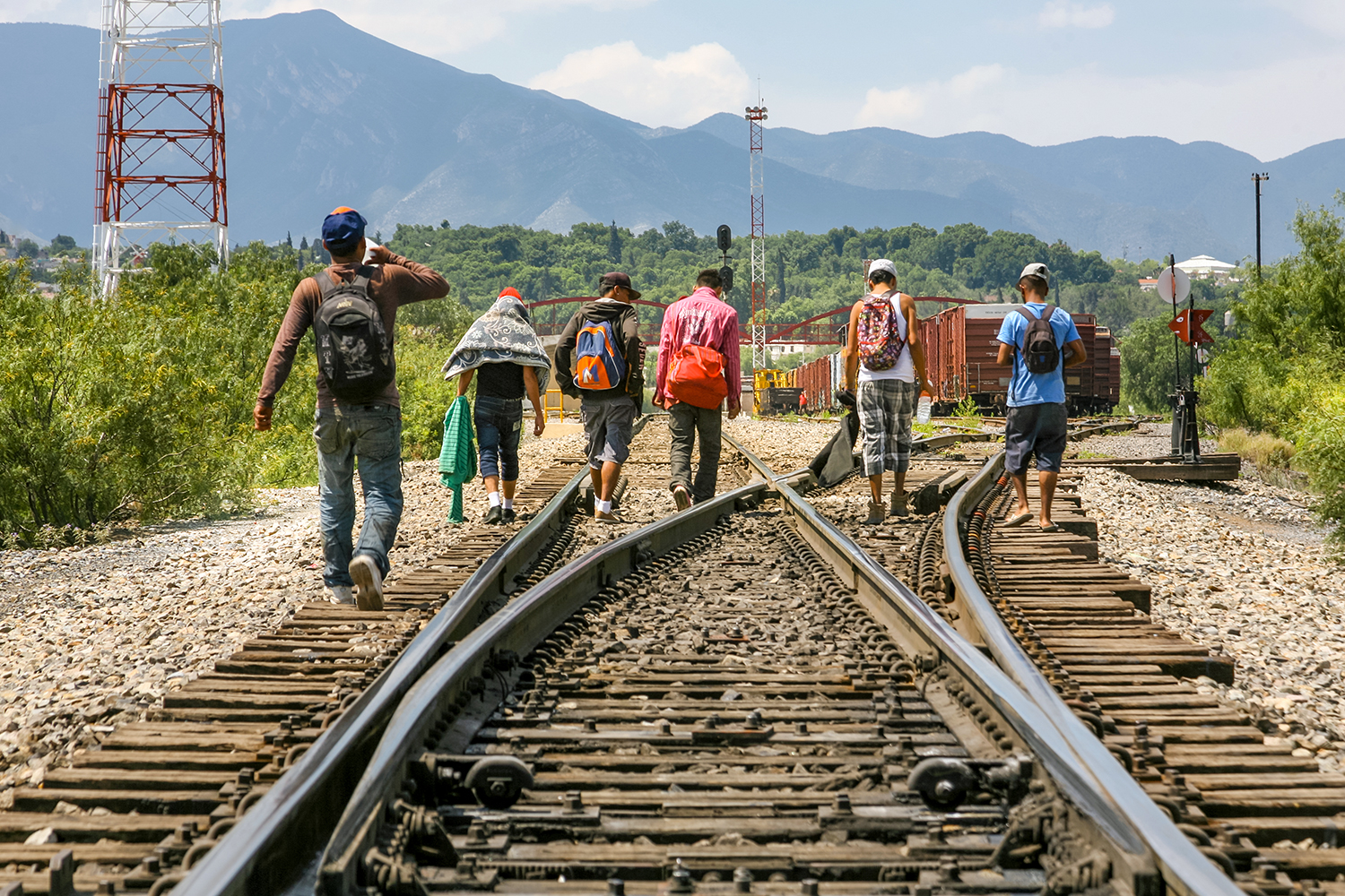 migrantes centroamericanos en las vías del tren en Coahuila, México