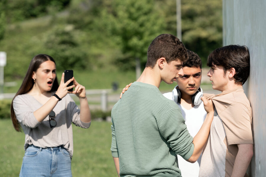 Una alumna graba un escena de violencia escolar con su teléfono móvil