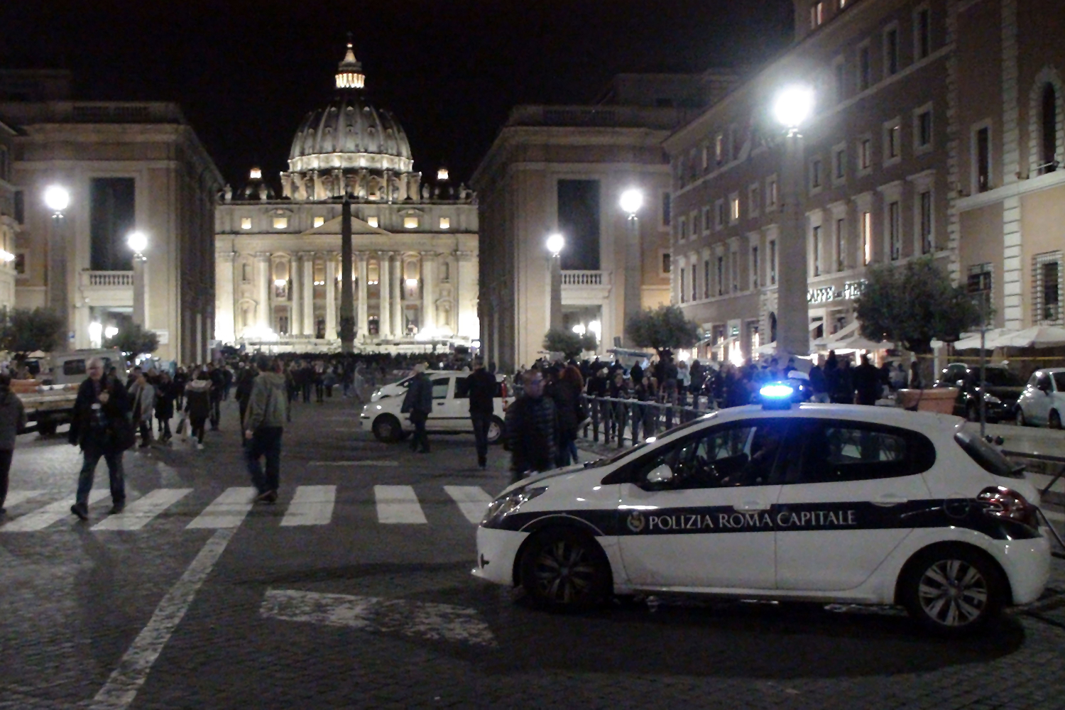 Un auto de la Policía de Roma Capital en las proximidades de la basílica de San Pedro. Getty Images.