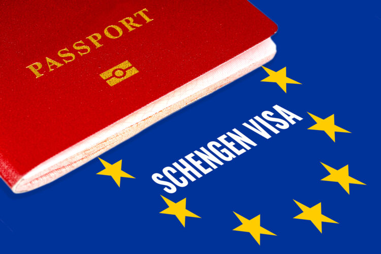 un pasaporte junto a las palabras Schengen Visa y las estrellas de la bandera de la Unión Europea