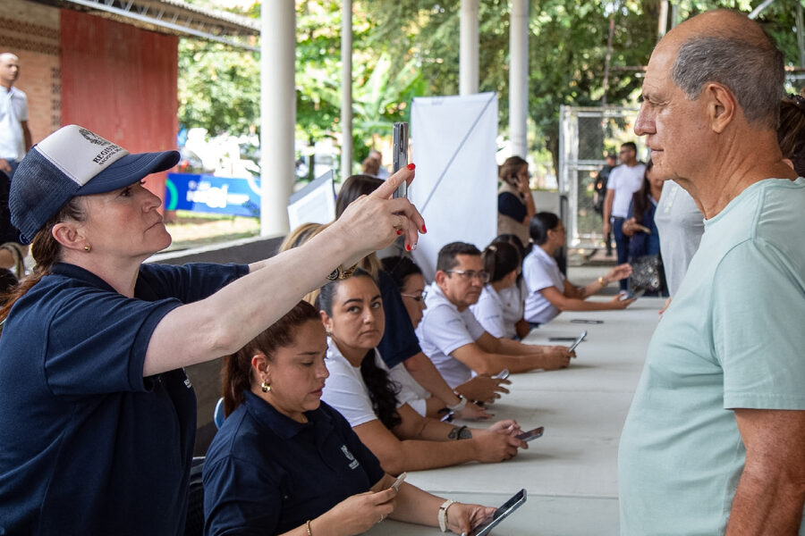 Una funcionaria de la Registraduría identifica a un votante con un dispositivo móvil