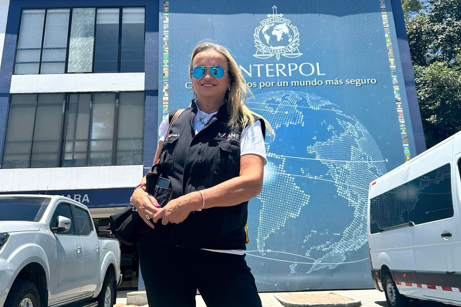 Verónica Torres Landa, directora general de AMESP, ante la sede de INTERPOL en Colombia