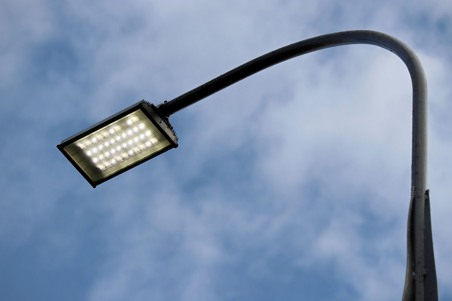 una farola con tecnología LED