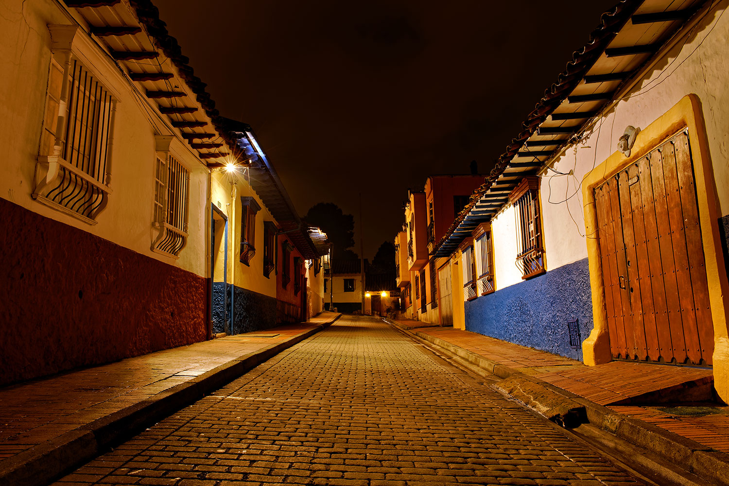 Calle iluminada del barrio de La Candelaria, en el centro histórico de Bogotá